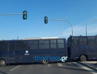Θεσσαλονίκη: Φραγμός ΜΑΤ εμποδίζει την πορεία για τη Μακεδονία να φτάσει στο Hyatt όπου διεξάγεται η τετραμερής